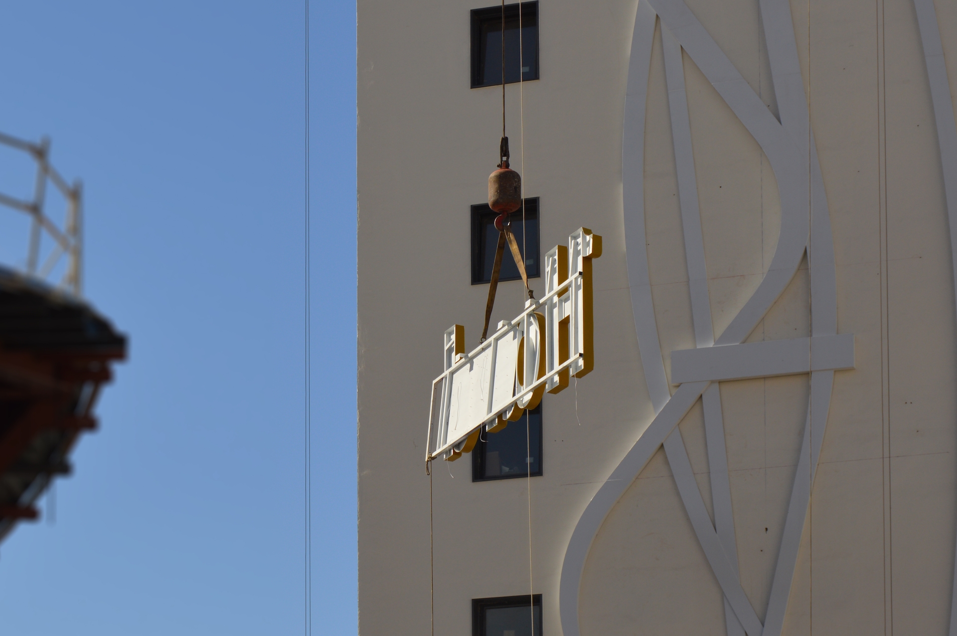 Lógistca e instalacion de luminosos corpóreos, Hard Rock Hotel Tenerife