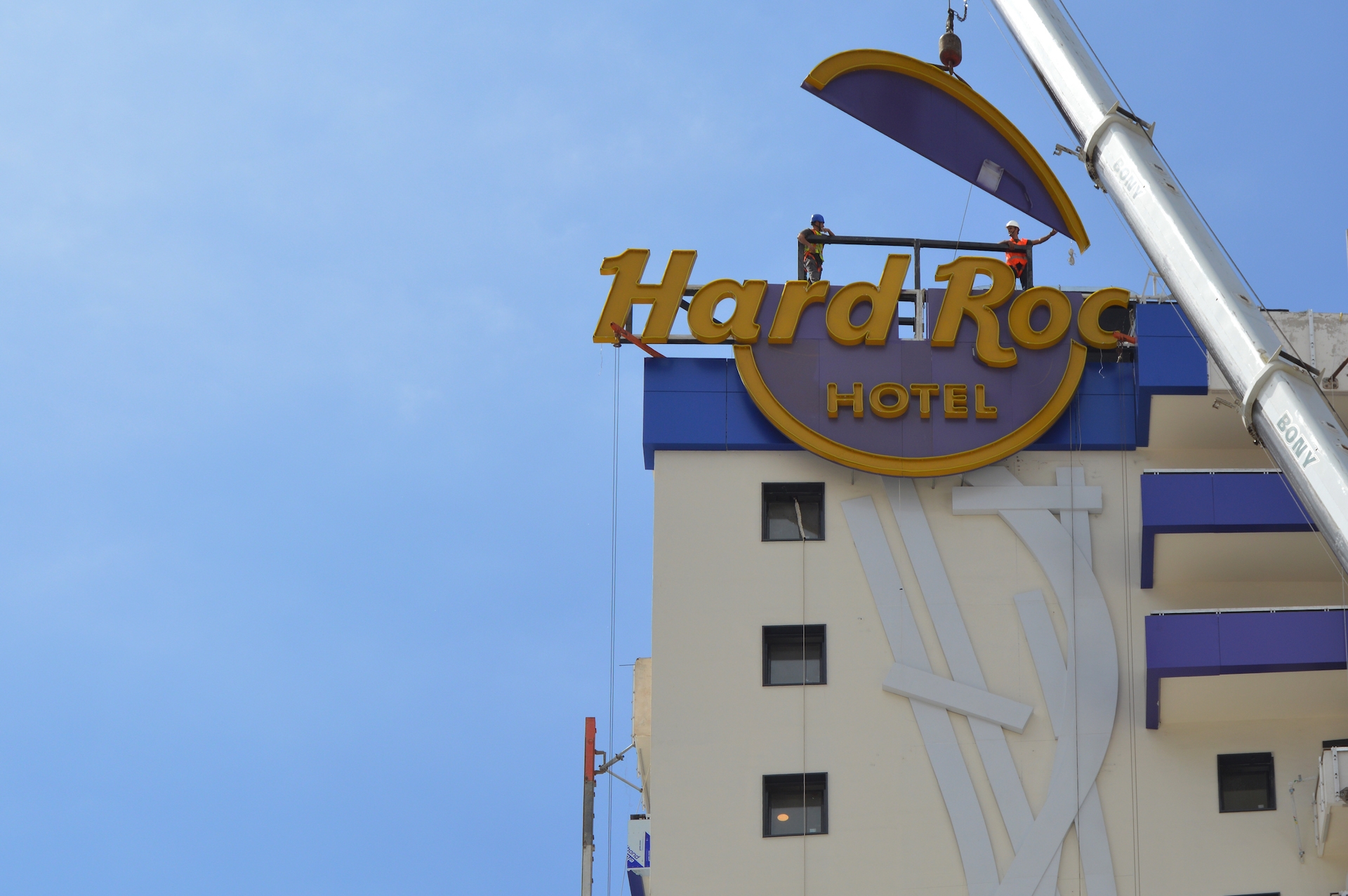 Lógistca e instalacion de luminosos corpóreos, Hard Rock Hotel Tenerife