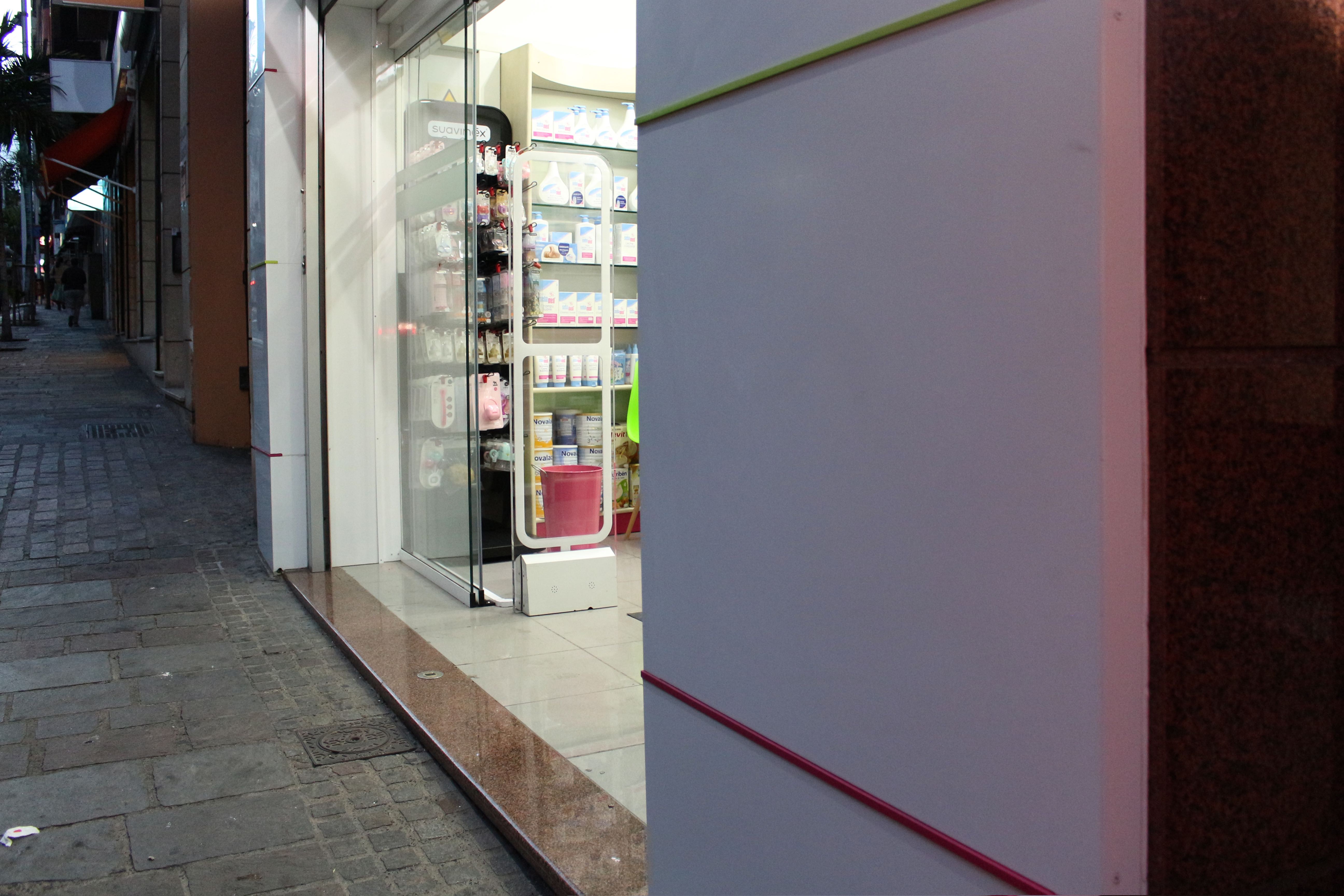 Renovación de fachada, textos corpóreos y composite, Farmacia Guimerá, Tenerife