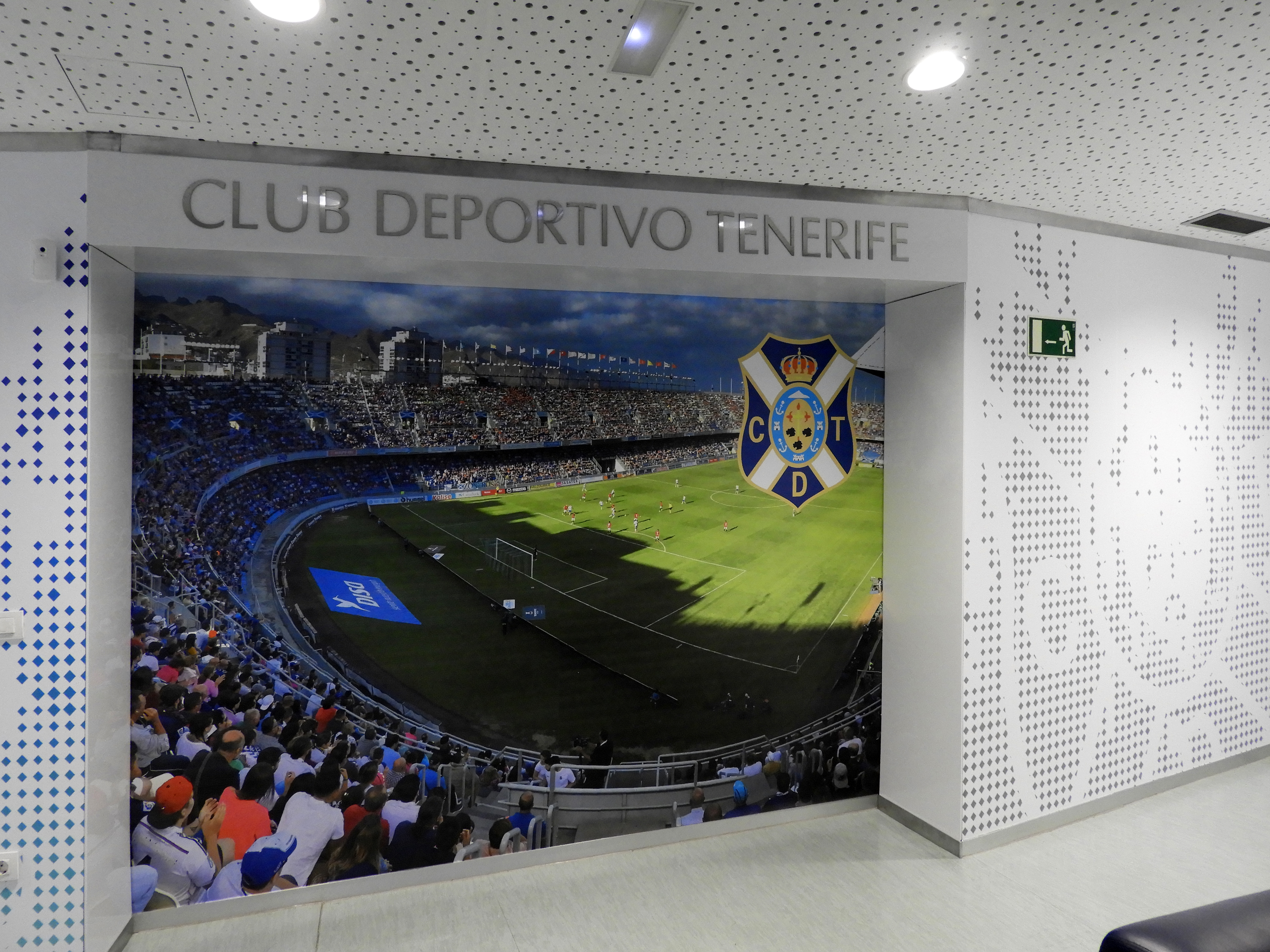 Decoración corporativa oficinas C.D. Tenerife (gigantografía)