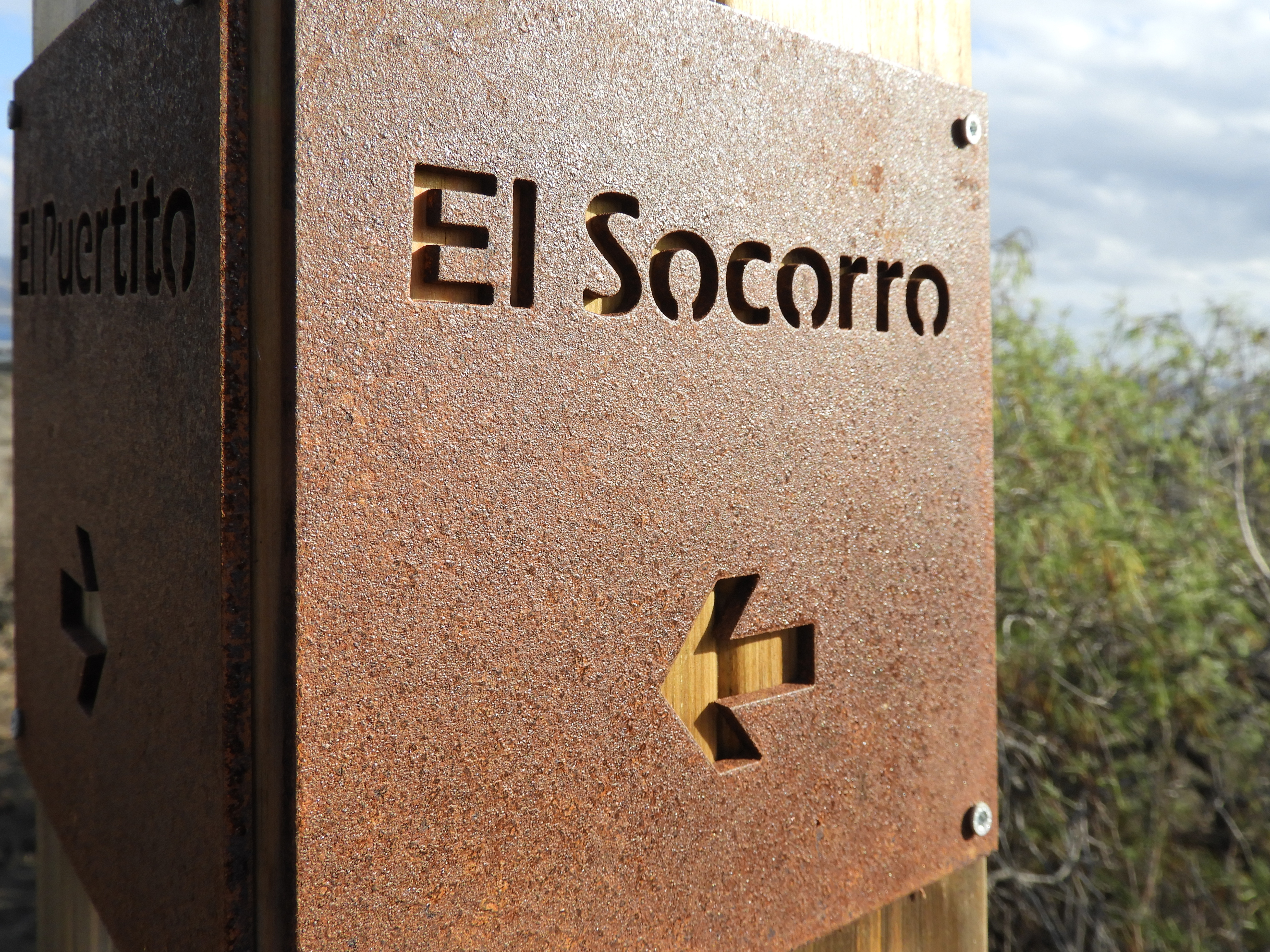 Saneamiento y fabricación de nuevos elementos de señalización exterior rústica, El Socorro - Güimar, Tenerife