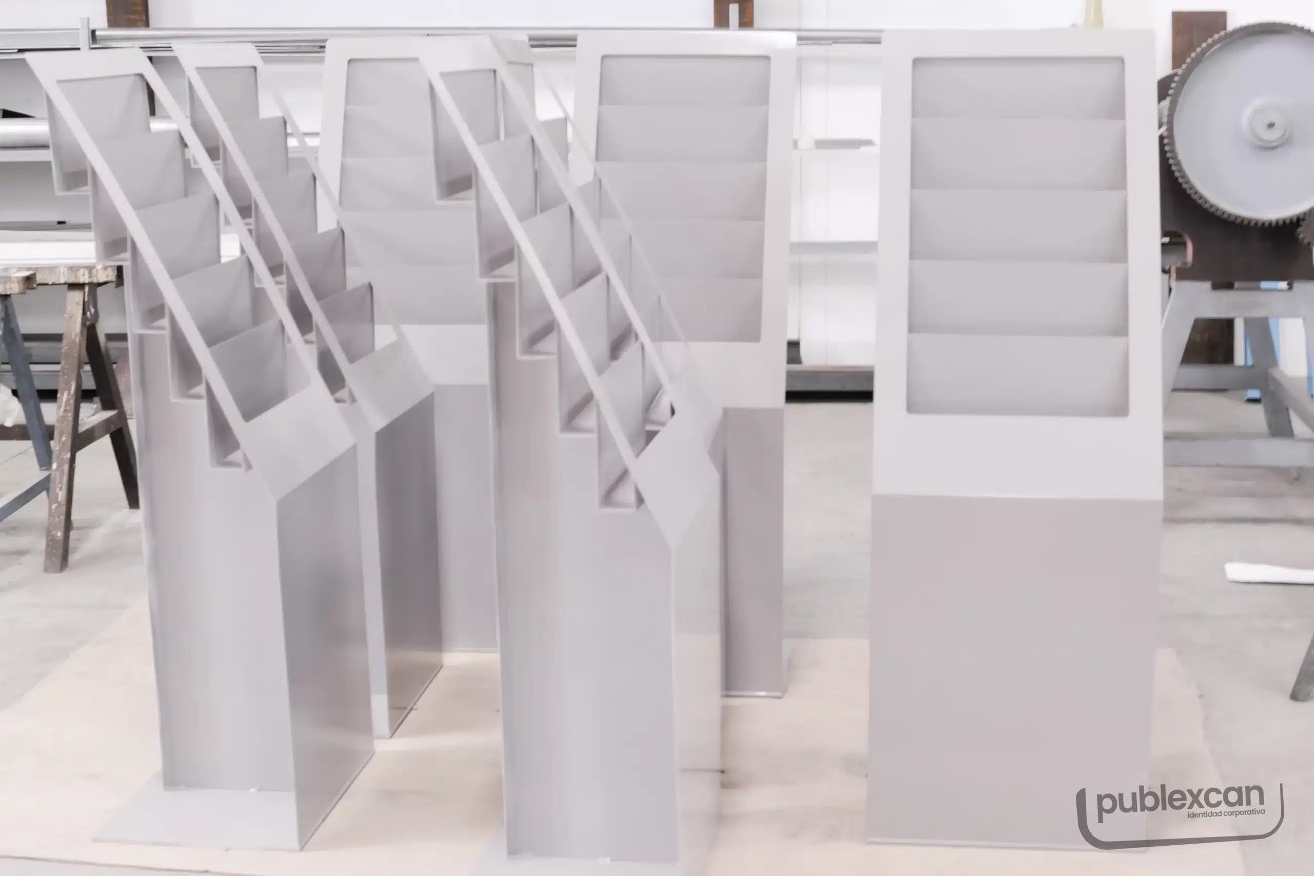 Fabricación de revisteros en serie de pie